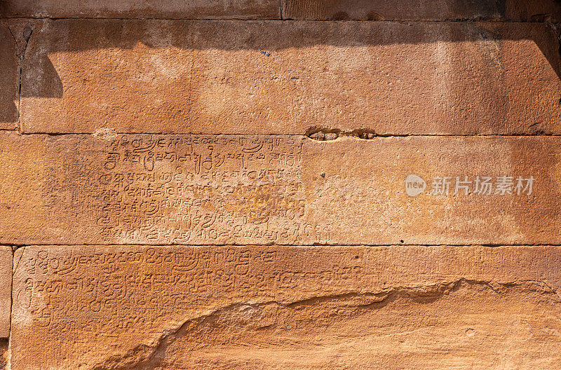 印度卡纳塔克邦，爱荷尔，Lad Khan Temple墙上雕刻的文字